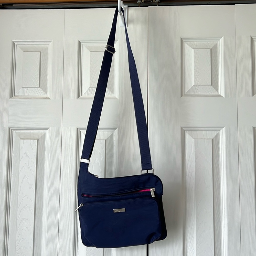 Baggallini Navy crossbody bag with hot pink lining.